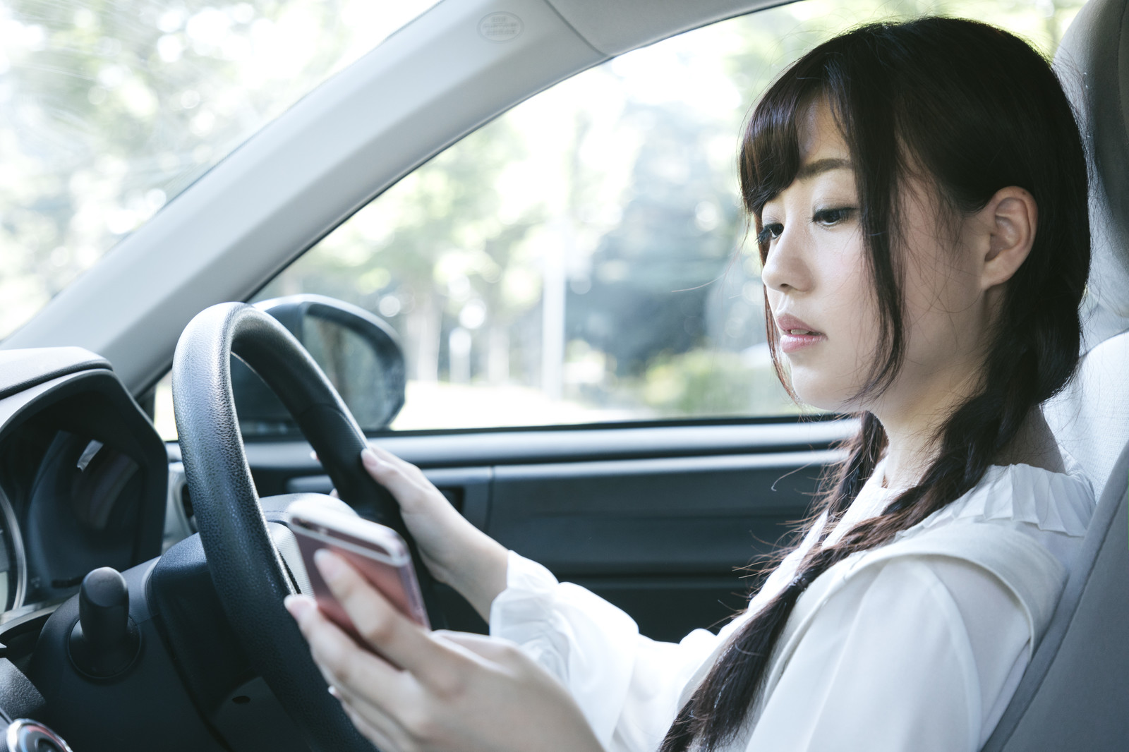 スマホ運転イメージ:モデル河村友歌