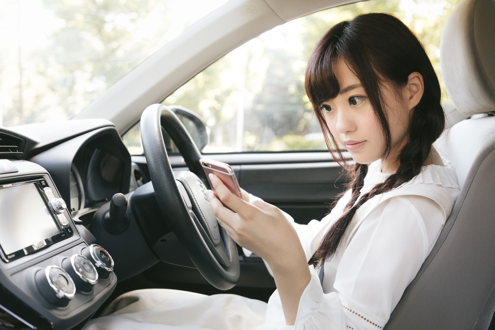 スマホ運転イメージ:モデル河村友歌