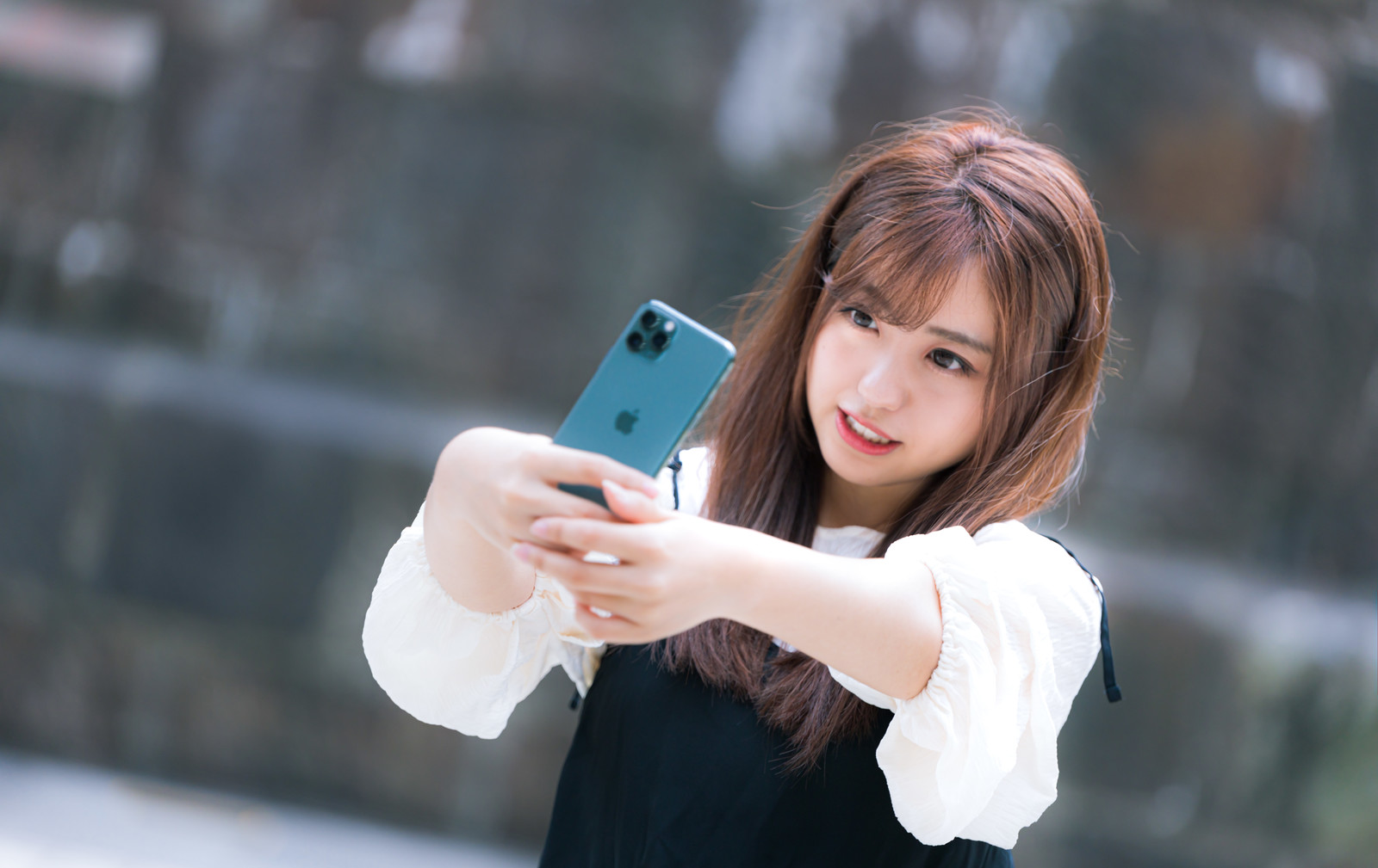 iPhone 11 Pro で自撮り女子モデル:河村友歌