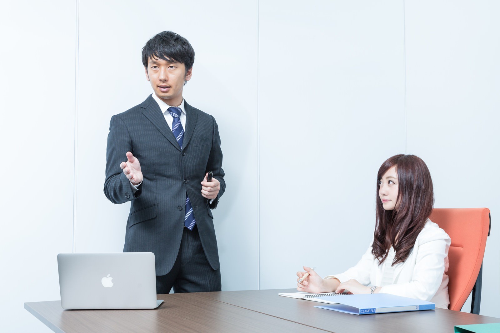 個人事業主。モデル:河村友歌