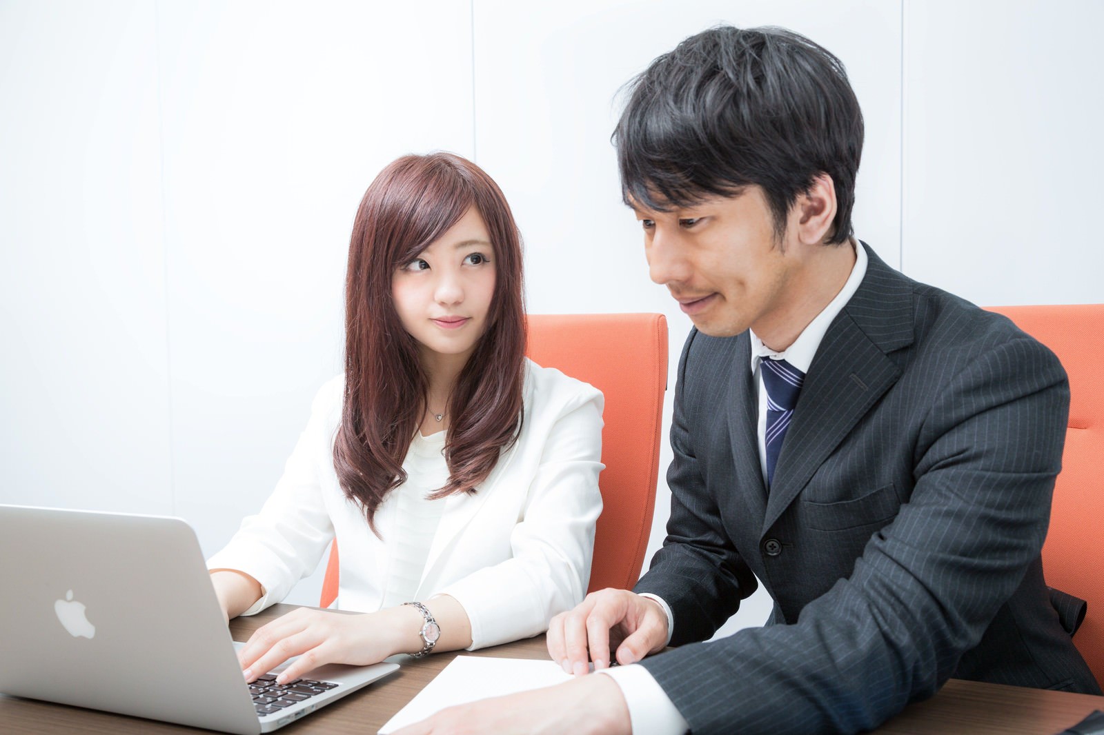 個人事業主。モデル:河村友歌