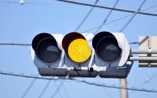 黄色信号は進んでもよい？黄色信号が点滅している場合の対応についても